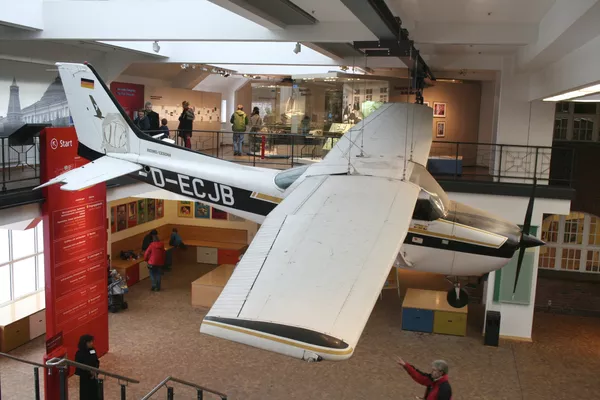 La emblemática avioneta Cessna 172B a bordo de la cual Mathias Rust realizó su viaje a Moscú, expuesta en el Museo Tecnológico Alemán, Berlín. La emblemática avioneta Cessna 172B a bordo de la cual Mathias Rust realizó su viaje a Moscú, expuesta en el Museo Tecnológico Alemán, Berlín. - Sputnik Mundo