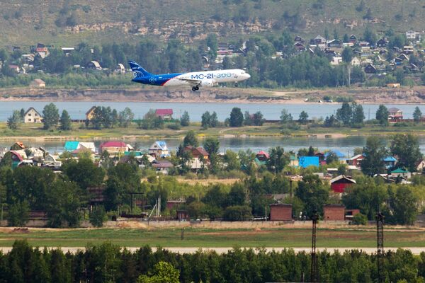 ¡Prepárense, Boeing y Airbus! El gigante ruso MC-21 realiza su primer vuelo - Sputnik Mundo