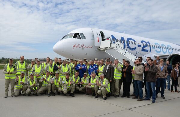 ¡Prepárense, Boeing y Airbus! El gigante ruso MC-21 realiza su primer vuelo - Sputnik Mundo