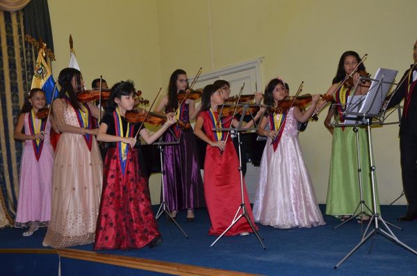 Jóvenes músicos venezolanos ofrecen concierto en Moscú - Sputnik Mundo