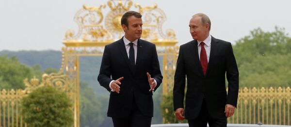 Emmanuel Macron, presidente de Francia, y Vladímir Putin, presidente de Rusia - Sputnik Mundo