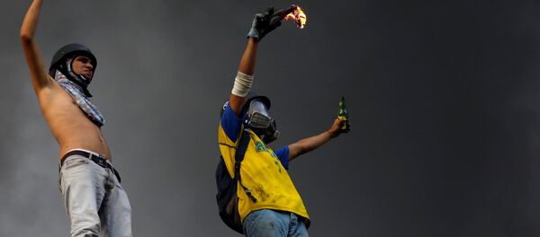 Participantes de las protestas contra el presidente Nicolás Maduro en Caracas, Venezuela - Sputnik Mundo