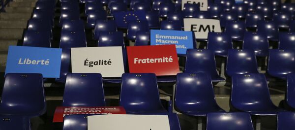 Las placas de colores de la bandera francesa con lema de Francia - Sputnik Mundo