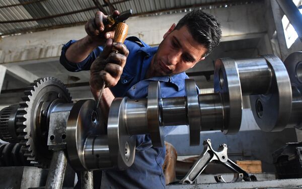 Así es la planta de reparación de vehículos blindados de Damasco - Sputnik Mundo