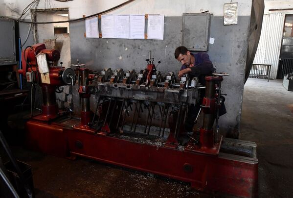 Así es la planta de reparación de vehículos blindados de Damasco - Sputnik Mundo