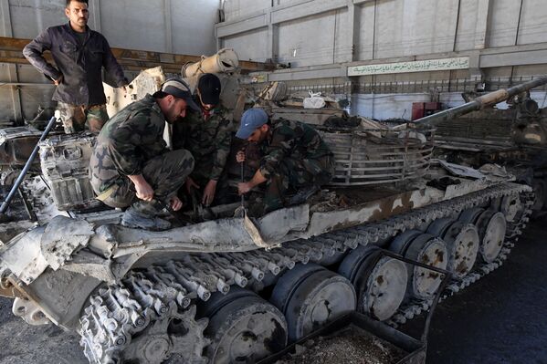 Así es la planta de reparación de vehículos blindados de Damasco - Sputnik Mundo