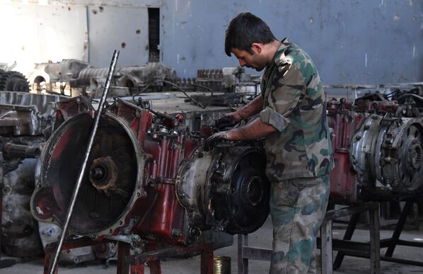 Así es la planta de reparación de vehículos blindados de Damasco - Sputnik Mundo