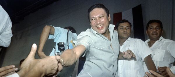 Manuel Noriega, exdictador panameño, saludando a sus seguidores durante su aniversario en 1988 - Sputnik Mundo
