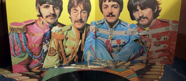 Un vinilo de 'Sgt. Pepper's Lonely Hearts Club Band' - Sputnik Mundo