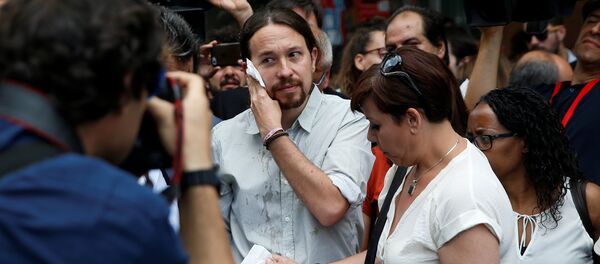Pablo Iglesias, líder de Podemos, limpiandose la cara tras recibir el impacto de un huevo - Sputnik Mundo