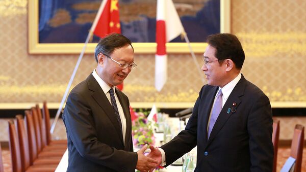 Fumio Kishida, ministro de Exteriores de Japón y su homólogo chino, Yang Jiechi - Sputnik Mundo