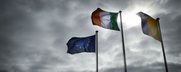 Banderas de la UE e Irlanda - Sputnik Mundo