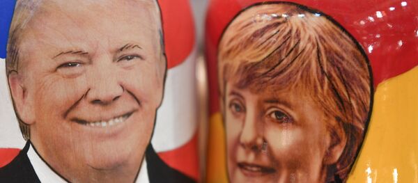 Matryoshkas con retratos de Donald Trump y Angela Merkel - Sputnik Mundo