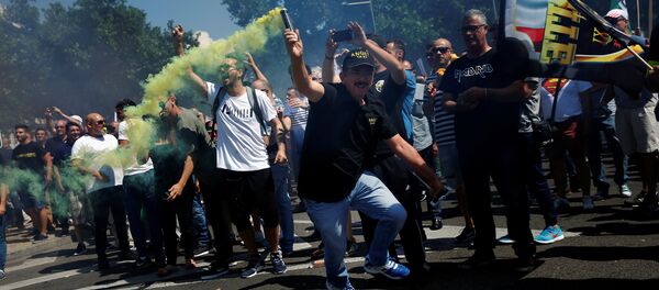 Taxistas protestando en Madrid, España - Sputnik Mundo