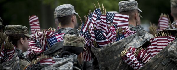 Soldados estadounidenses con banderas del país Soldados estadounidenses con banderas del país - Sputnik Mundo