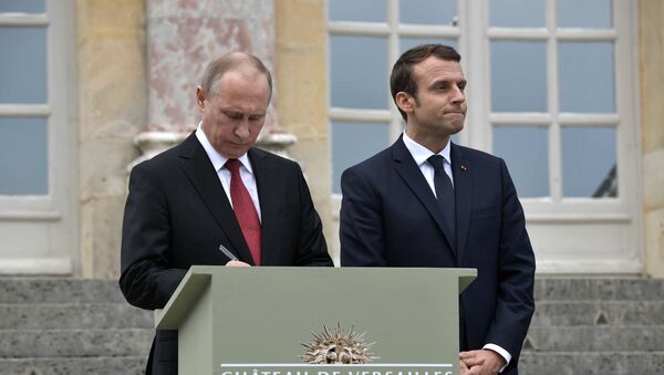 Vladímir Putin, presidente de Rusia, y Emmanuel Macron, presidente de Francia - Sputnik Mundo