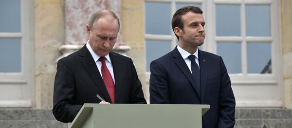 Vladímir Putin, presidente de Rusia, y Emmanuel Macron, presidente de Francia - Sputnik Mundo