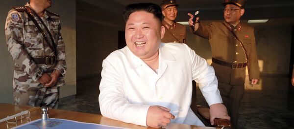 North Korean leader Kim Jong Un reacts during a ballistic rocket test-fire through a precision control guidance system in this undated photo released by North Korea's Korean Central News Agency (KCNA) May 30, 2017 - Sputnik Mundo