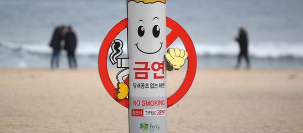 Una señal No Fumar en una de las playas de Corea del Sur - Sputnik Mundo
