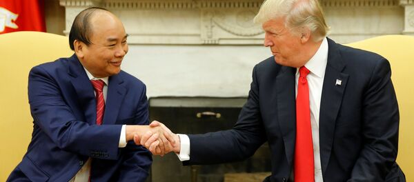 Primer ministro de Vietnam, Nguyen Xuan Phuc, y presidente de EEUU, Donald Trump - Sputnik Mundo