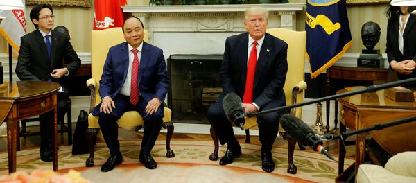 El presidente estadounidense, Donald Trump, con su homólogo vietnamita Nguyen Xuan Puc - Sputnik Mundo