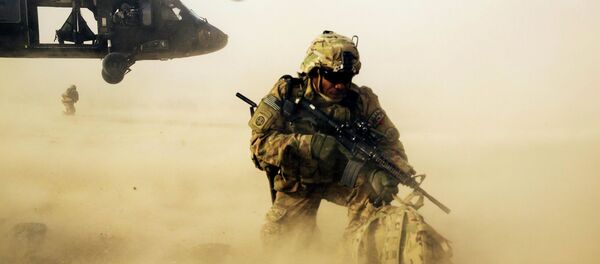 A U.S. soldier from the 3rd Cavalry Regiment shields himself from the rotor wash of a UH-60 Blackhawk helicopter after being dropped off for a mission with the Afghan police near Jalalabad - Sputnik Mundo