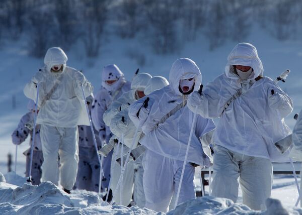 Военнослужащие 61-го отдельного полка морской пехоты Северного флота во время марш-броска - Sputnik Mundo