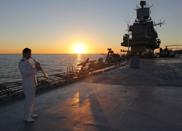 Военнослужащий на палубе тяжелого авианесущего крейсера Адмирал Кузнецов в Средиземном море - Sputnik Mundo