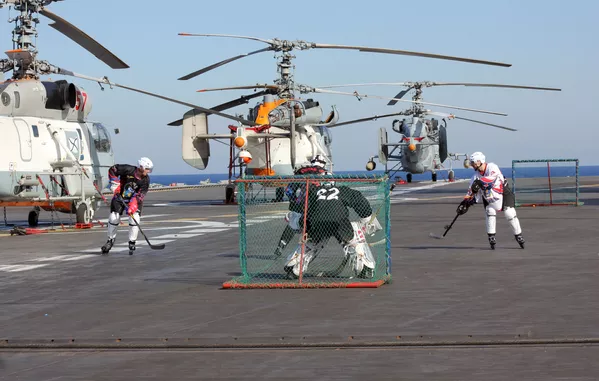 Военнослужащие играют в хоккей на роликовых коньках на палубе тяжелого авианесущего крейсера Адмирал Кузнецов в Средиземном море Военнослужащие играют в хоккей на роликовых коньках на палубе тяжелого авианесущего крейсера Адмирал Кузнецов в Средиземном море - Sputnik Mundo