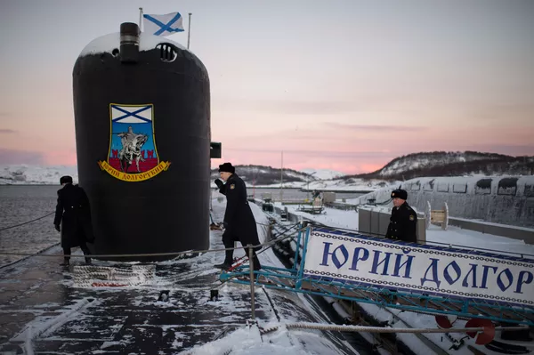 Атомная подводная лодка Юрий Долгорукий Северного флота ВМФ России на причале в Гаджиево Мурманской области Атомная подводная лодка Юрий Долгорукий Северного флота ВМФ России на причале в Гаджиево Мурманской области - Sputnik Mundo