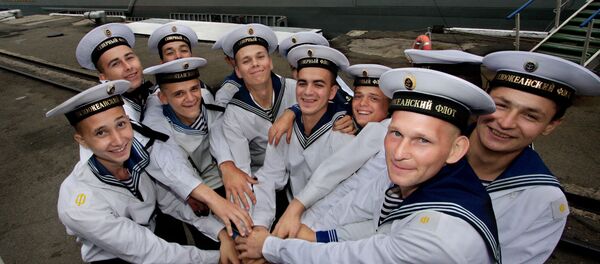 Моряки Северного и Тихоокеанского флотов во время церемонии торжественных проводов тяжелого атомного ракетного крейсера Петр Великий Северного флота - Sputnik Mundo