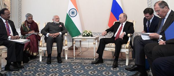 Narendra Modi, primer ministro indio, y Vladímir Putin, presidente de Rusia - Sputnik Mundo