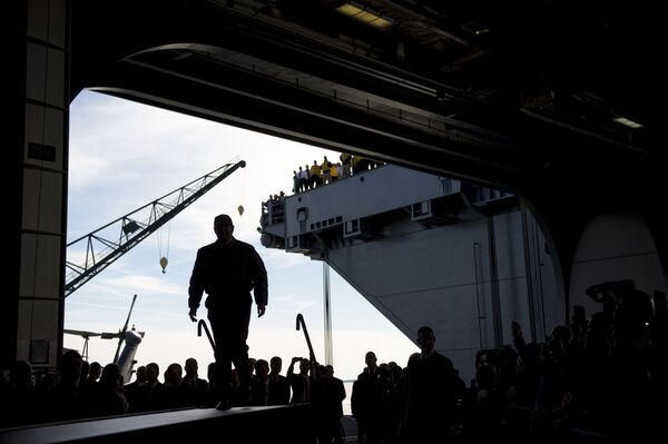 Dinero al agua: el portaviones más caro del mundo entra en servicio de EEUU - Sputnik Mundo