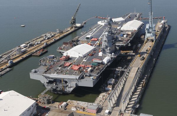 Dinero al agua: el portaviones más caro del mundo entra en servicio de EEUU - Sputnik Mundo