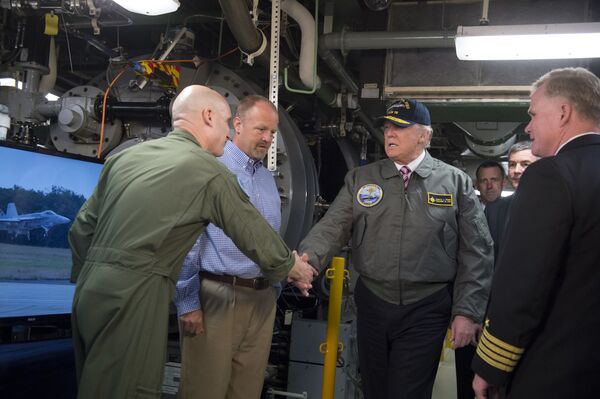 Dinero al agua: el portaviones más caro del mundo entra en servicio de EEUU - Sputnik Mundo