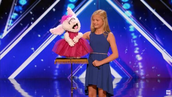 Darci Lynne asombra al jurado en la presentación de su talento con el ventrílocuo - Sputnik Mundo