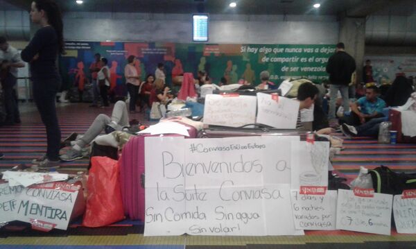 Pasajeros en el aeropuerto internacional Simón Bolívar de Maiquetía - Sputnik Mundo