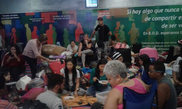 Pasajeros en el aeropuerto internacional Simón Bolívar de Maiquetía - Sputnik Mundo