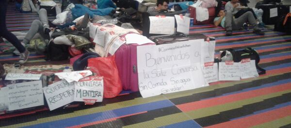 Pasajeros en el aeropuerto internacional Simón Bolívar de Maiquetía - Sputnik Mundo