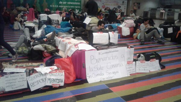 Pasajeros en el aeropuerto internacional Simón Bolívar de Maiquetía - Sputnik Mundo