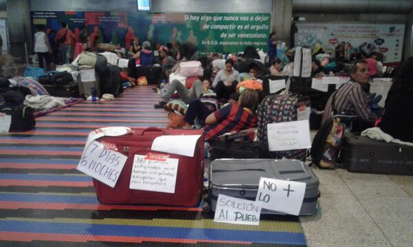 Pasajeros en el aeropuerto internacional Simón Bolívar de Maiquetía - Sputnik Mundo