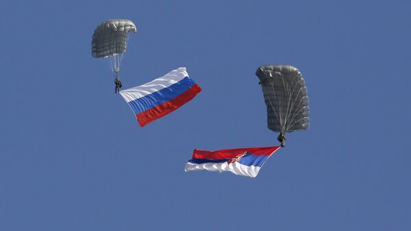 Banderas de Rusia y Serbia - Sputnik Mundo