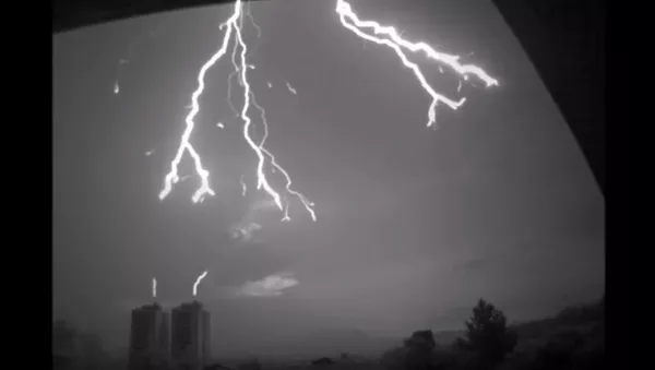 Un rayo cae sobre un edificio: grabación única a cámara lenta - Sputnik Mundo