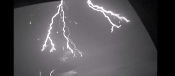 Un rayo cae sobre un edificio: grabación única a cámara lenta - Sputnik Mundo