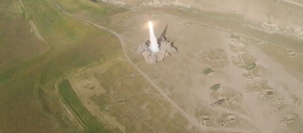 El primer lanzamiento de misiles Iskander-M fuera del territorio ruso - Sputnik Mundo