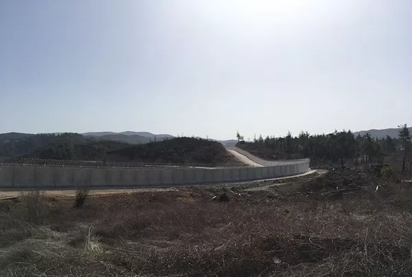 El muro que divide la frontera entre Turquía y Siria cerca de la ciudad de Casab, en la provincia de Latakia El muro que divide la frontera entre Turquía y Siria cerca de la ciudad de Casab, en la provincia de Latakia - Sputnik Mundo