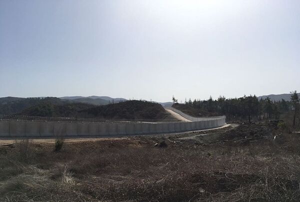 El muro que divide la frontera entre Turquía y Siria cerca de la ciudad de Casab, en la provincia de Latakia - Sputnik Mundo