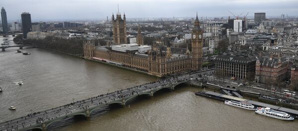 The Palace of Westminster, comprising the House of Commons and the House of Lords, wchich together make up the Houses of Parliament, are pictured on the banks of the River Thames alongside Westminster Bridge in central London on March 29, 2017 - Sputnik Mundo