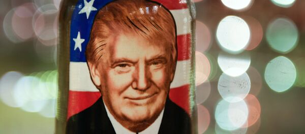 Una matrioska con la imagen de Donald Trump - Sputnik Mundo