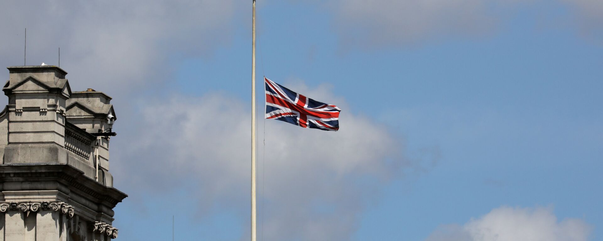 La bandera del Reino Unido izada a media asta - Sputnik Mundo, 1920, 29.12.2021